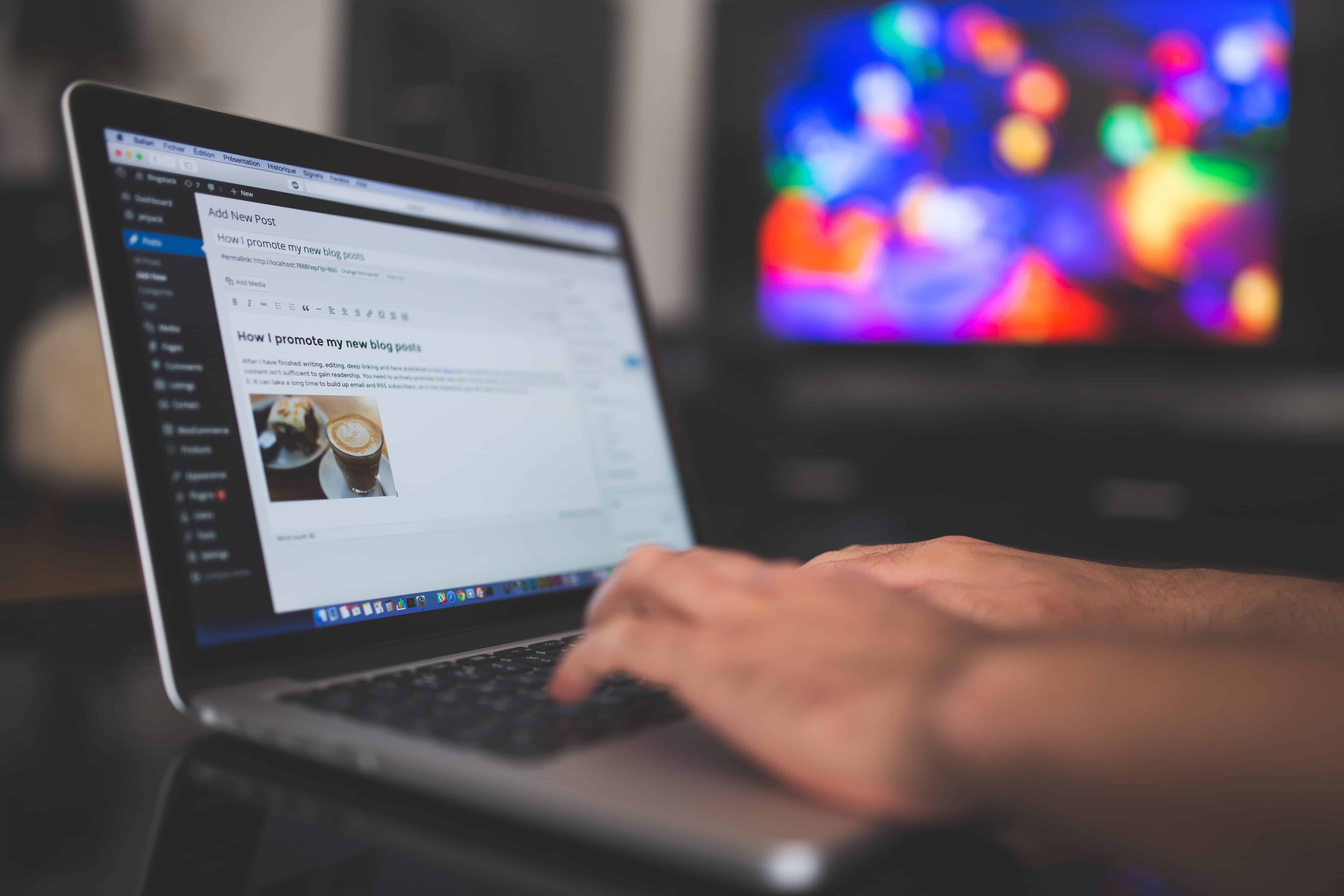 Gestion de Contenu – Site WordPress Mains d'un utilisateur tapant sur le clavier d'un ordinateur portable affichant l'interface de rédaction d'un article sur le CMS WordPress.
